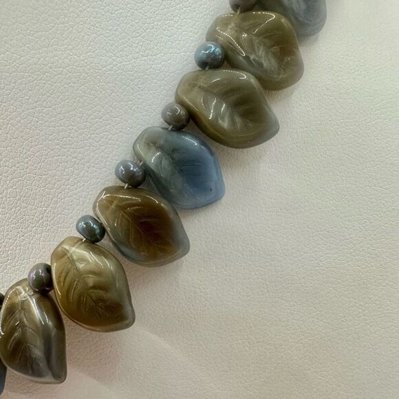 Blue beaded leaf choker necklace - Picture 11 of 11